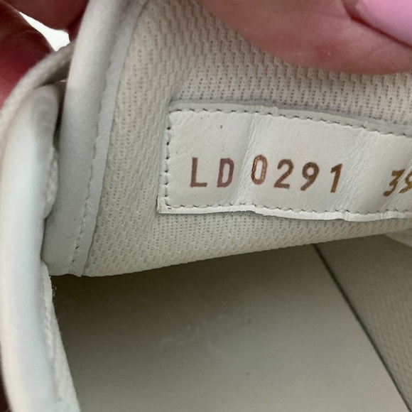 Louis Vuitton Sneaker - Picture 9 of 10